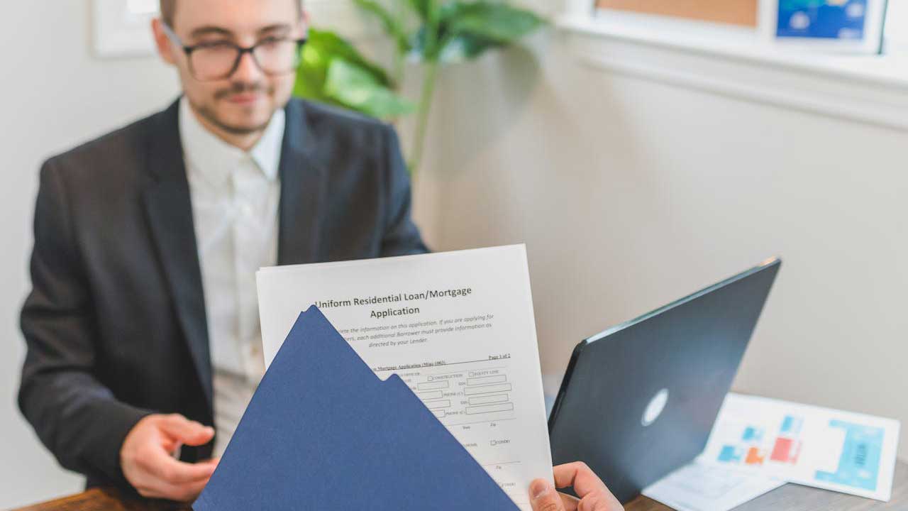Mortgage Applications Tumble as Rates Hit New 2025 High