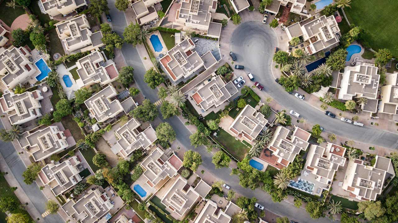 Real-Estate-Experts-Are-Avoiding-These-5-Hot-Markets—Here’s-Why
