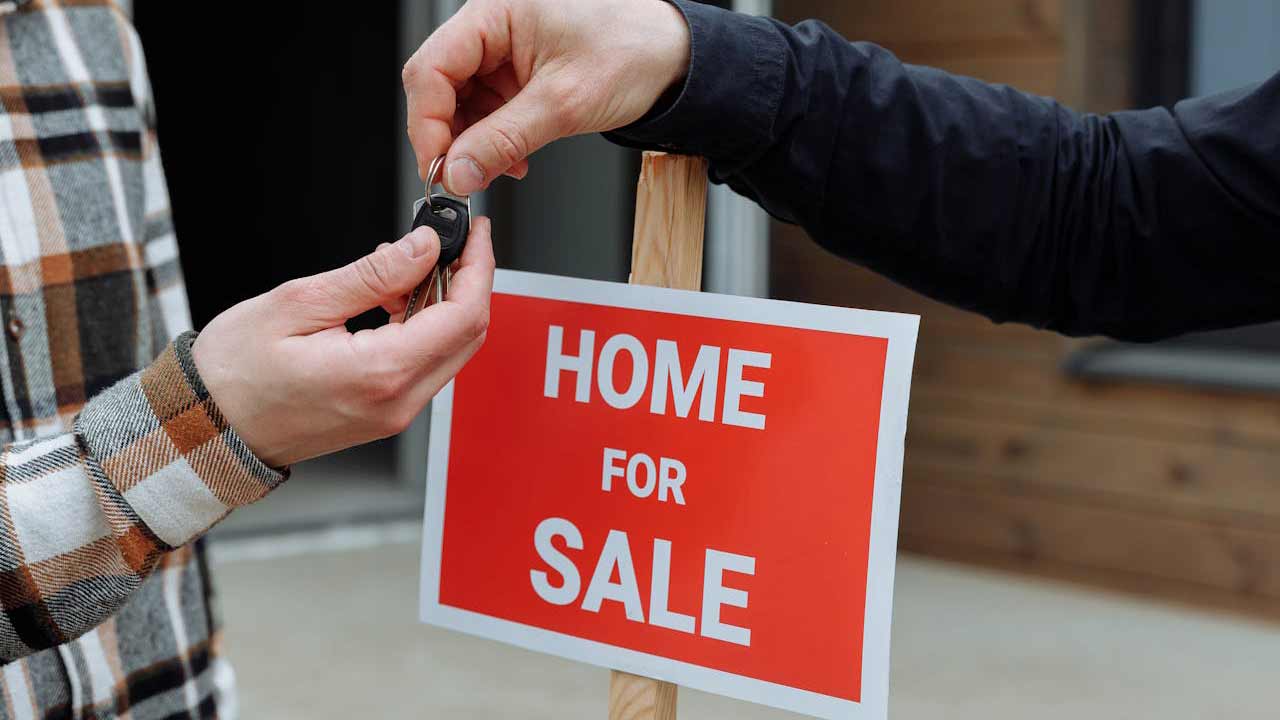 Should You Buy a Foreclosure in 2025? Here’s What the Pros Say