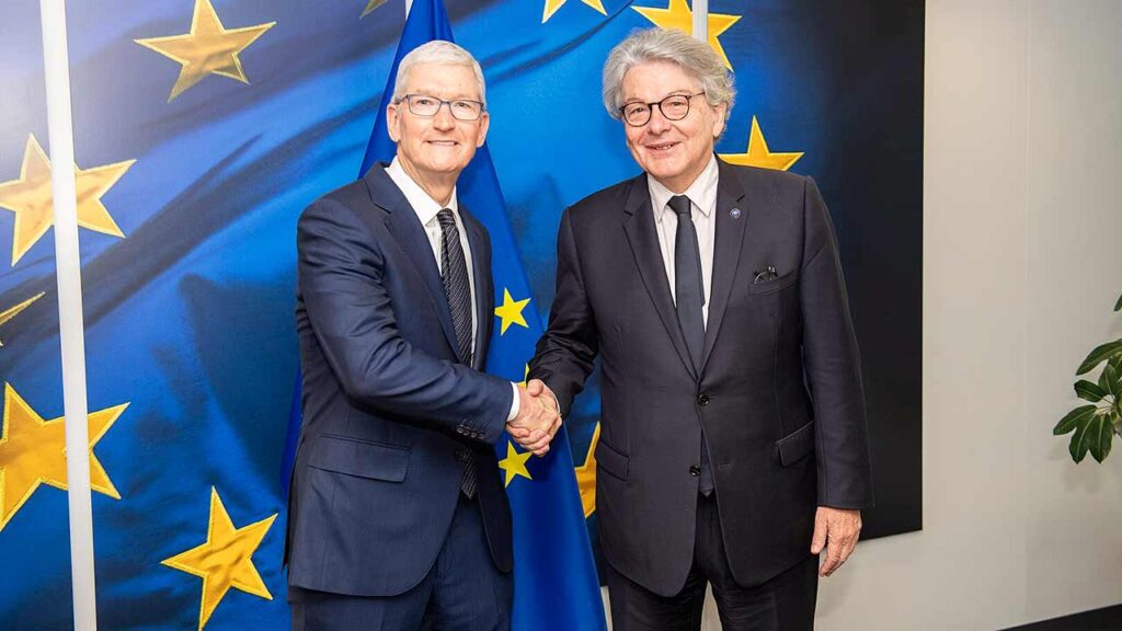 Tim Cook doesn’t lead Apple with flash