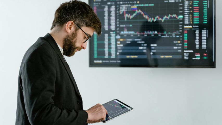 Decentralized Finance (DeFi) Analyst