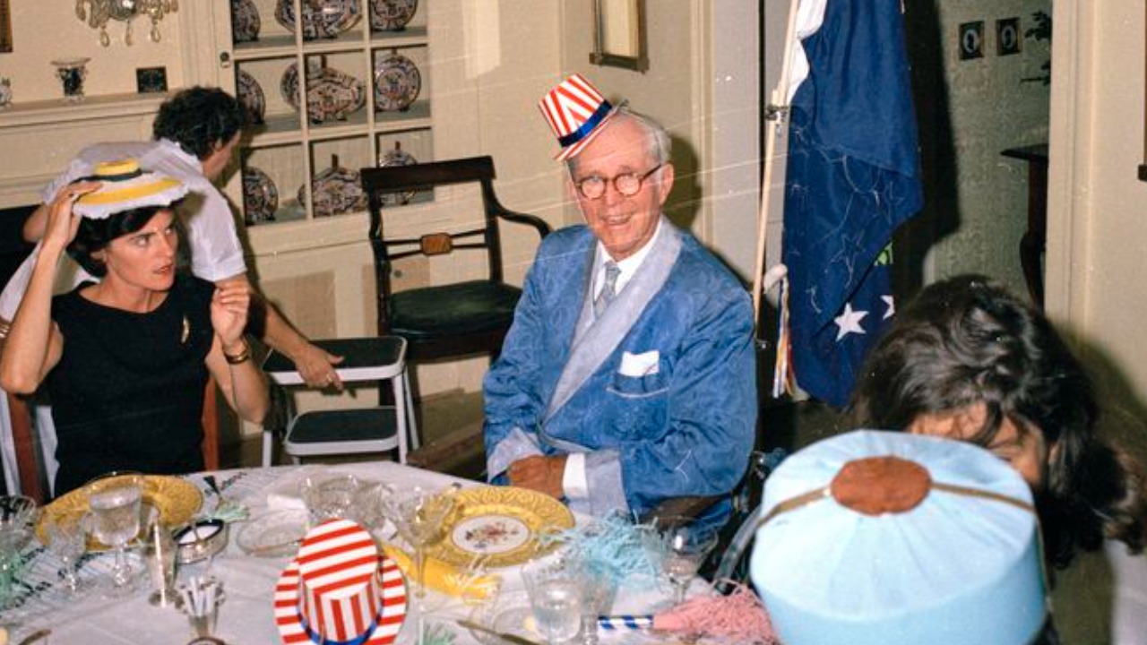 Image Credit: Cecil Stoughton. White House Photographs. John F. Kennedy Presidential Library and Museum, Boston - Public domain/Wiki Commons