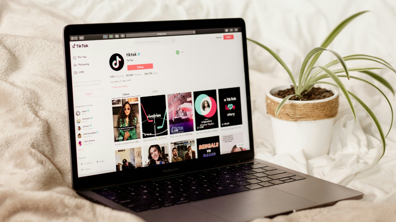 collabstr/Unsplash