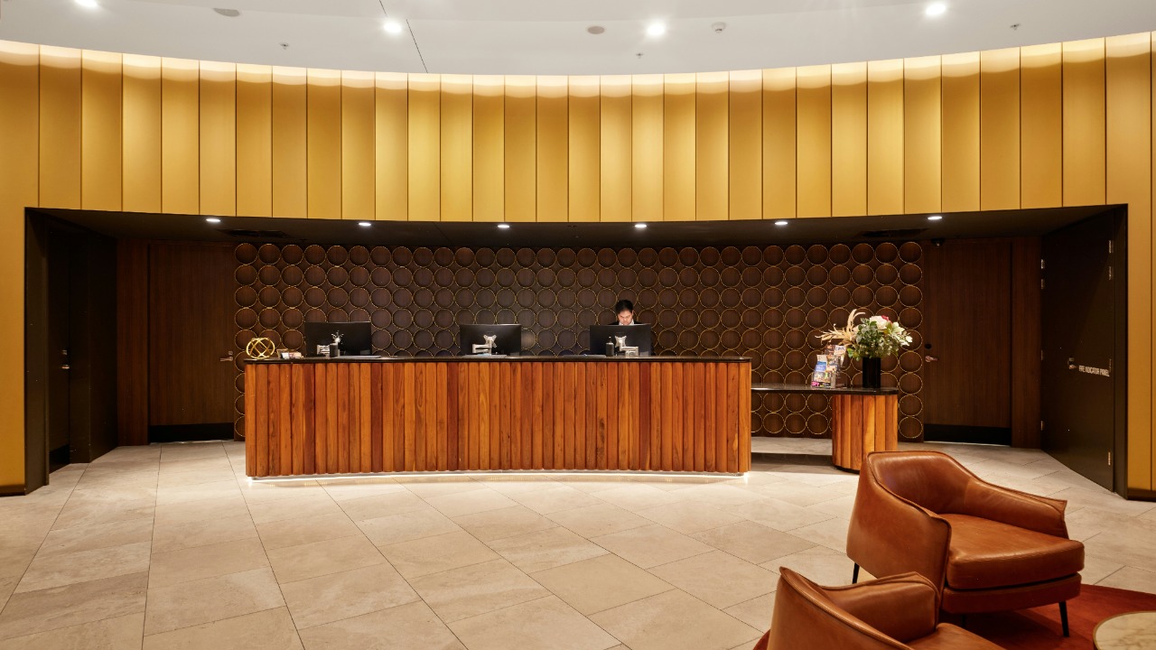 neon_howstudio/Unsplash