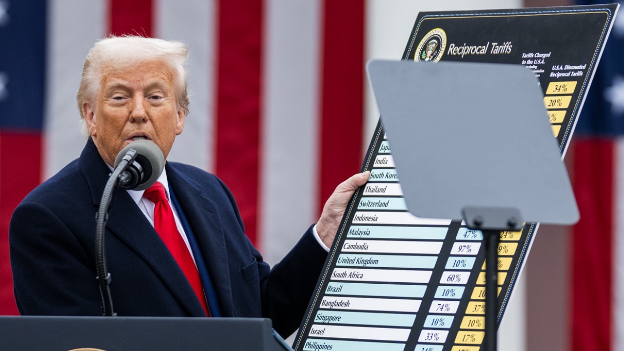 Donald Trump with new Presidential tariff chart on 2 April 2025 at the White House (cropped)