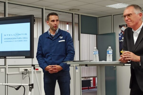 Carlos Tavares, directeur général de Stellantis et Aurèle Sabardeil, directeur du site Stellantis Hordain