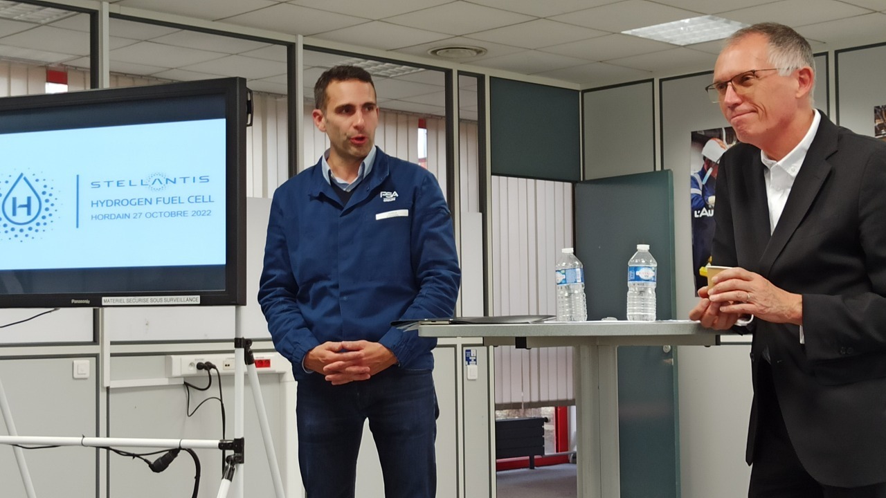 Carlos Tavares, directeur général de Stellantis et Aurèle Sabardeil, directeur du site Stellantis Hordain