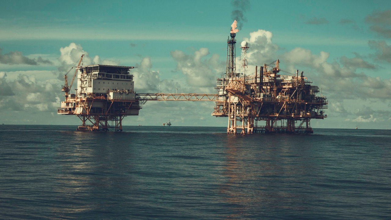 Offshore platform Industry in the sea is a natural oil and gas production petroleum pipeline.