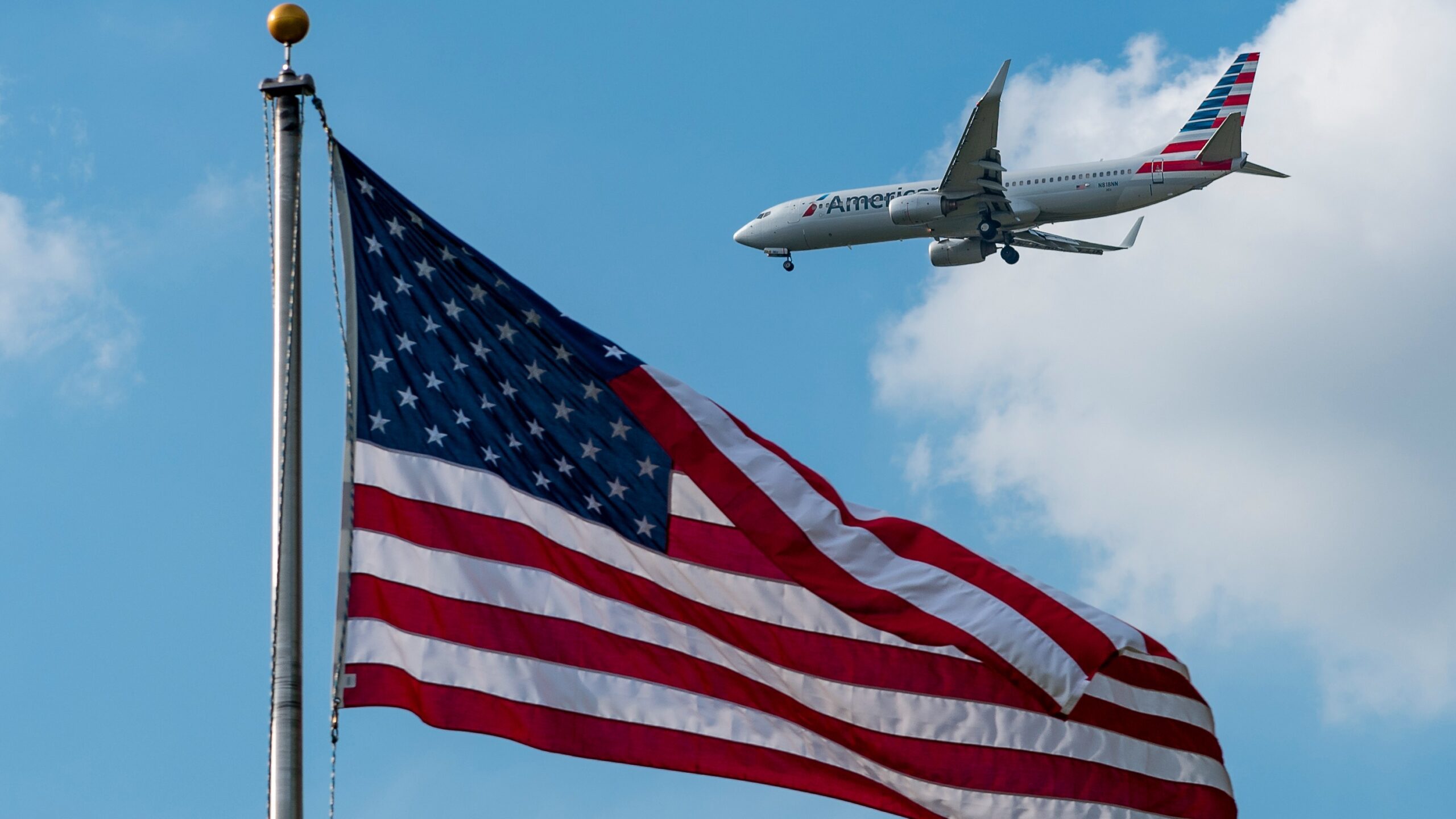 American N818NN on approach in front of an American flag 1