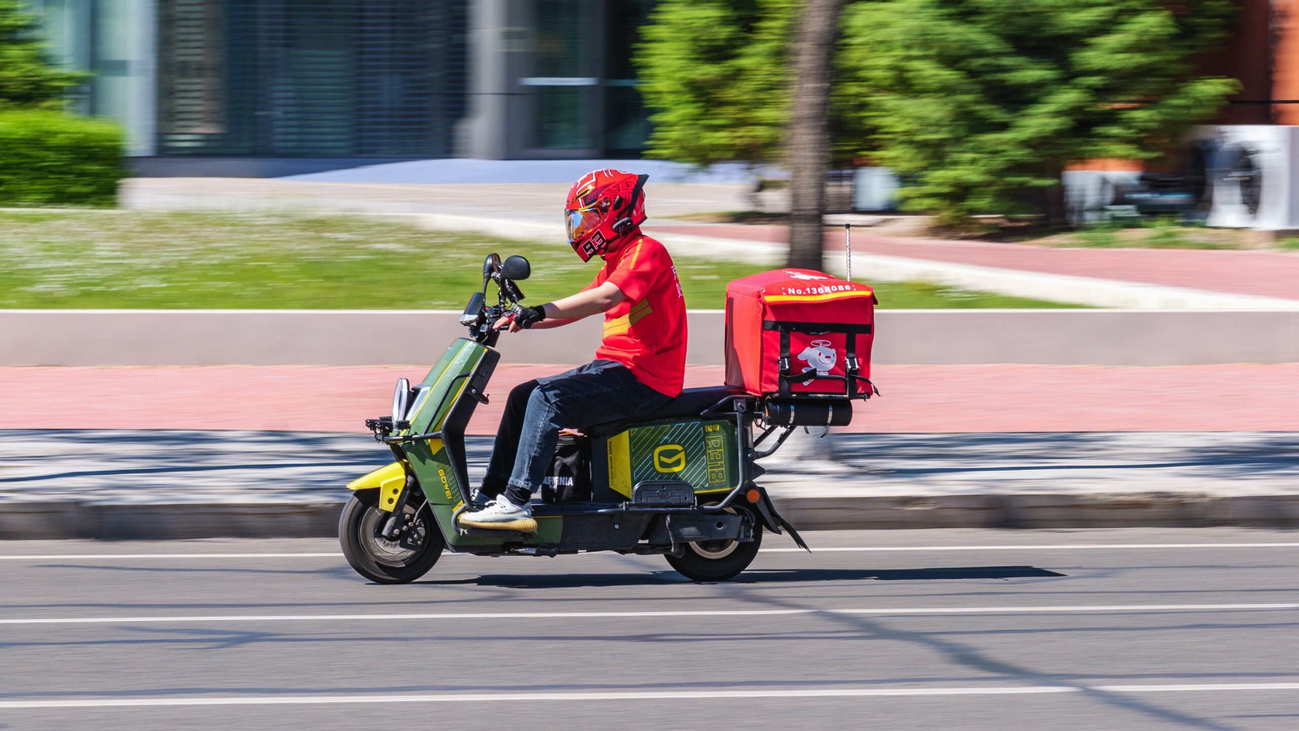 A JD.com food delivery worker in Daqing 20250601141557