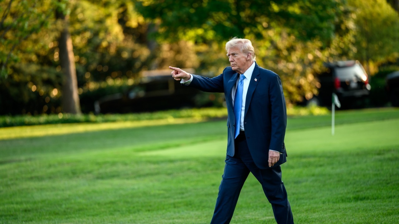 President Donald Trump boards Marine One on the South Lawn of the White House (54814015325)