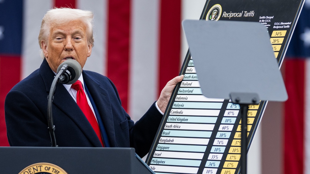 Donald Trump with new Presidential tariff chart on 2 April 2025 at the White House (cropped)