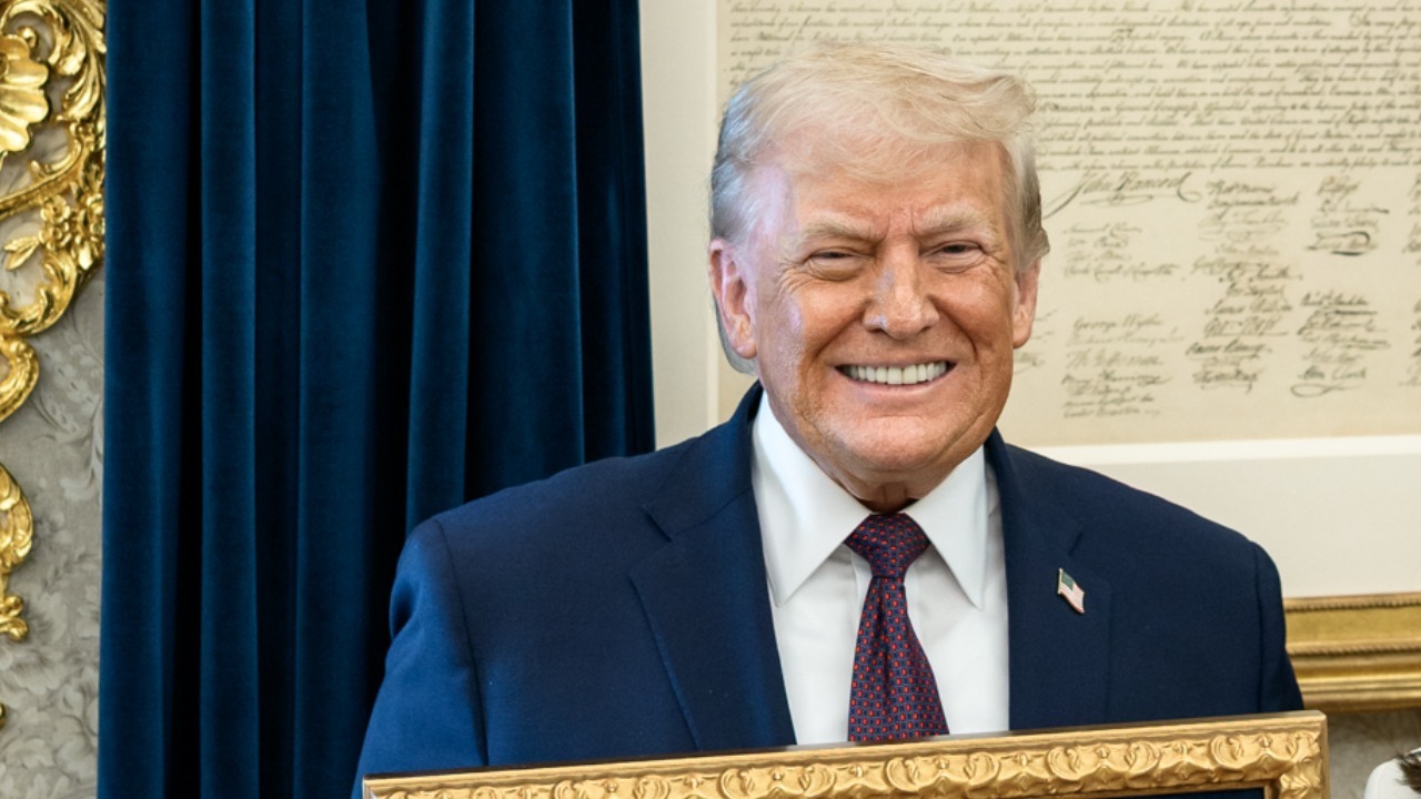 2026 gift to President Donald Trump of the Nobel Peace Prize medal awarded to Maria Corina Machado at the White House Oval Office on 15 January (cropped)
