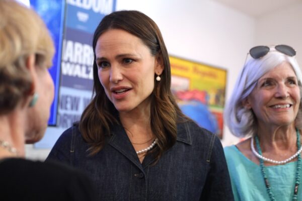 Jennifer Garner with attendee (54104975537)