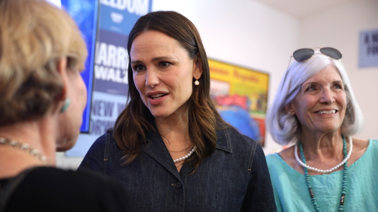 Jennifer Garner with attendee (54104975537)