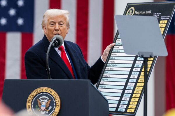 Trump showing a chart with reciprocal tariffs (cropped 4)